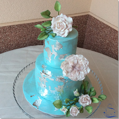 Tarta Azul con destellos en Plata y Rosas